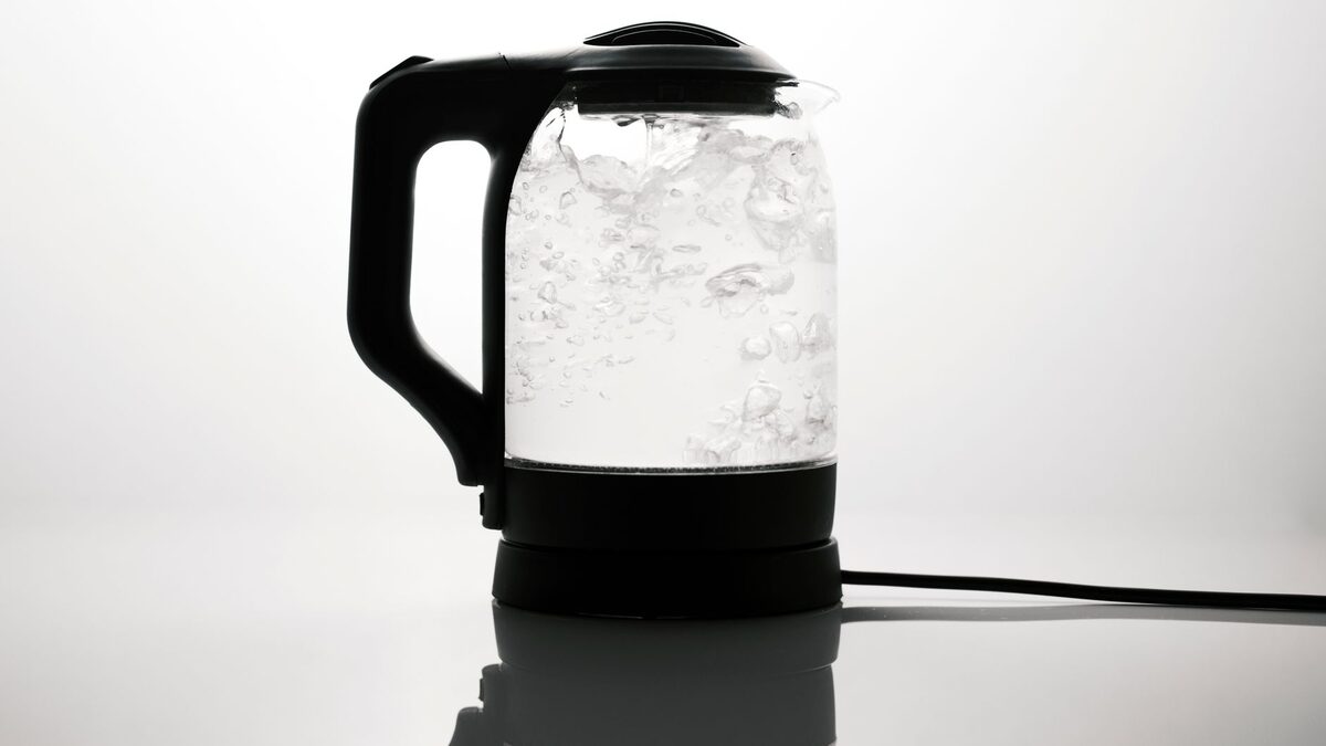 キッチンに置かれた電気ケトル