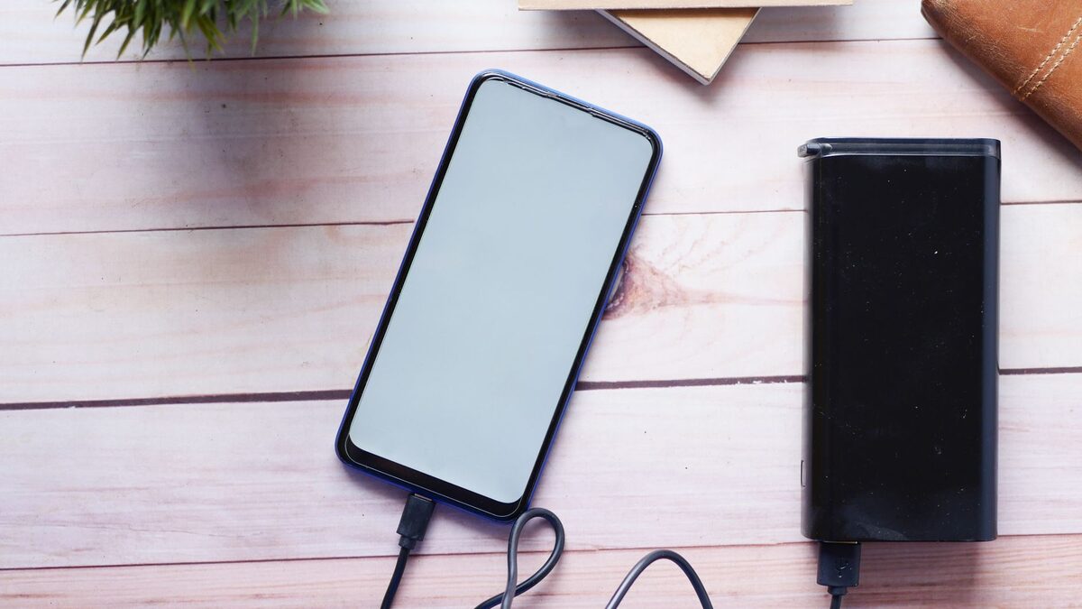 モバイルバッテリーでスマートフォンを充電している様子