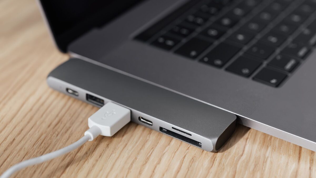 デスク上のUSB-Cケーブルと接続機器