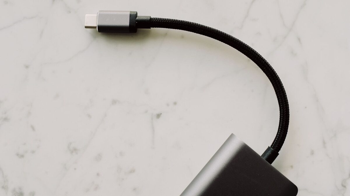 デスク上のUSB-Cケーブルと接続機器