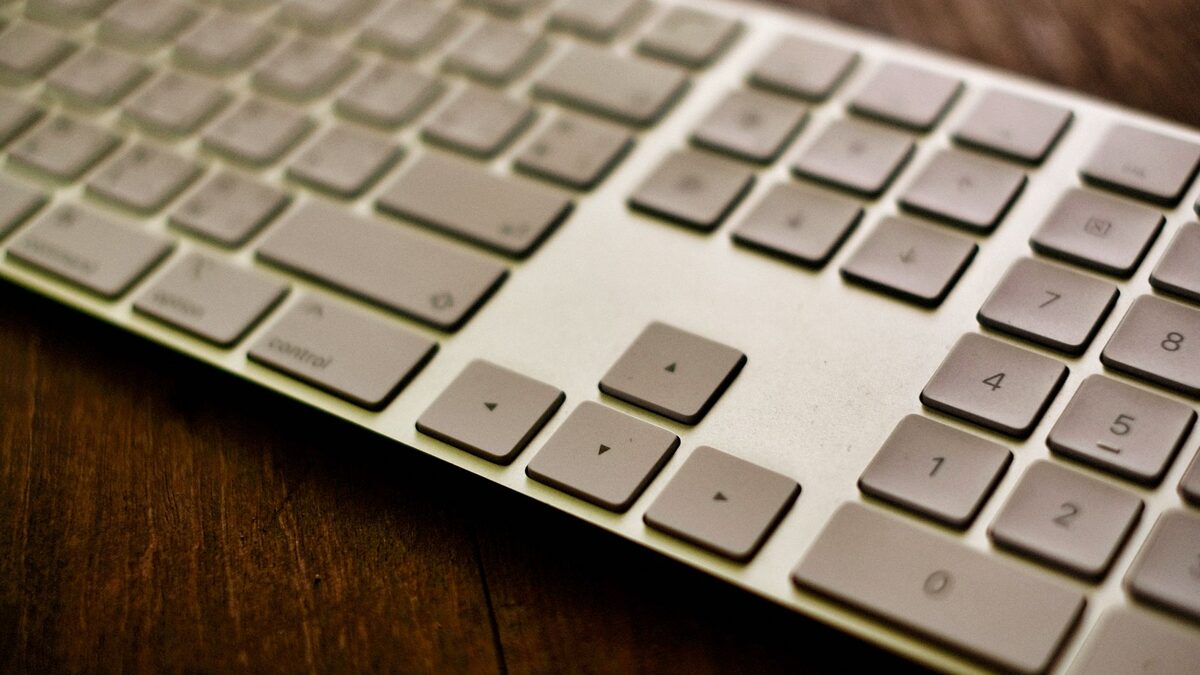 在宅ワーク用キーボードを置いたデスク